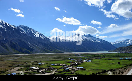 Tibet. 4. Juni 2016. Foto aufgenommen am 4. Juni 2016 zeigt die Landschaft von Rawu See in Basu County Chamdo Stadt, Südwest-China Tibet autonome Region. © Zhang Rufeng/Xinhua/Alamy Live-Nachrichten Stockfoto