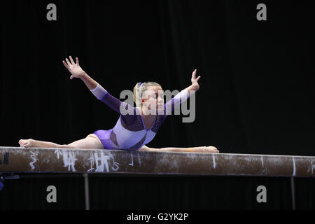 Hartford, CT, USA. 4. Juni 2016. Turnerin Jazmyn Foberg (MG Elite) konkurriert während der senior Mehrkampf bei der 2016 Geheimnis US Classic in Hartford, CT. Melissa J. Perenson/CSM/Alamy Live News Stockfoto