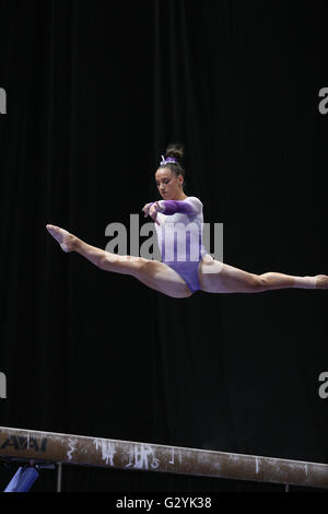 Hartford, CT, USA. 4. Juni 2016. Turnerin Amelia Hundley (CGA) konkurriert während der senior Mehrkampf bei der 2016 Geheimnis US Classic in Hartford, CT. Melissa J. Perenson/CSM/Alamy Live News Stockfoto