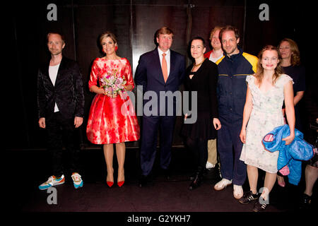 Amsterdam, Niederlande. 4. Juni 2016. König Willem-Alexander und Maxima der Königin der Niederlande zu besuchen die Eröffnung Holland Festival in die Stadsschouwburg in Amsterdam, The Netherlands, 4. Juni 2016. Foto: Patrick van Katwijk / POINT DE VUE OUT/Dpa/Alamy Live-Nachrichten Stockfoto