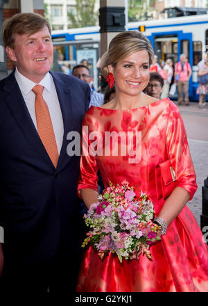 Amsterdam, Niederlande. 4. Juni 2016. König Willem-Alexander und Maxima der Königin der Niederlande zu besuchen die Eröffnung Holland Festival in die Stadsschouwburg in Amsterdam, The Netherlands, 4. Juni 2016. Foto: Patrick van Katwijk / POINT DE VUE OUT/Dpa/Alamy Live-Nachrichten Stockfoto