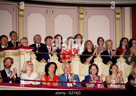 Amsterdam, Niederlande. 4. Juni 2016. König Willem-Alexander und Maxima der Königin der Niederlande zu besuchen die Eröffnung Holland Festival in die Stadsschouwburg in Amsterdam, The Netherlands, 4. Juni 2016. Foto: Patrick van Katwijk / POINT DE VUE OUT/Dpa/Alamy Live-Nachrichten Stockfoto