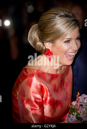 Amsterdam, Niederlande. 4. Juni 2016. König Willem-Alexander und Maxima der Königin der Niederlande zu besuchen die Eröffnung Holland Festival in die Stadsschouwburg in Amsterdam, The Netherlands, 4. Juni 2016. Foto: Patrick van Katwijk / POINT DE VUE OUT/Dpa/Alamy Live-Nachrichten Stockfoto