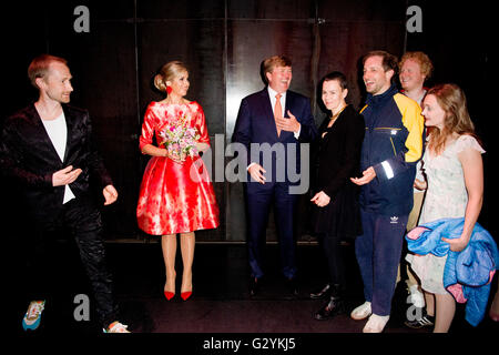 Amsterdam, Niederlande. 4. Juni 2016. König Willem-Alexander und Maxima der Königin der Niederlande zu besuchen die Eröffnung Holland Festival in die Stadsschouwburg in Amsterdam, The Netherlands, 4. Juni 2016. Foto: Patrick van Katwijk / POINT DE VUE OUT/Dpa/Alamy Live-Nachrichten Stockfoto