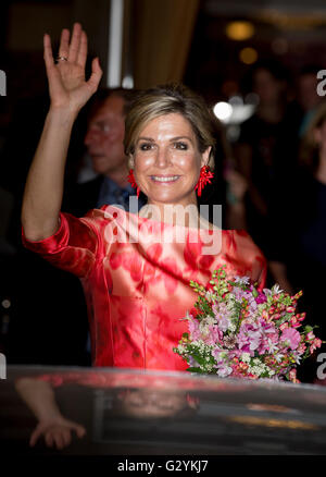 Amsterdam, Niederlande. 4. Juni 2016. König Willem-Alexander und Maxima der Königin der Niederlande zu besuchen die Eröffnung Holland Festival in die Stadsschouwburg in Amsterdam, The Netherlands, 4. Juni 2016. Foto: Patrick van Katwijk / POINT DE VUE OUT/Dpa/Alamy Live-Nachrichten Stockfoto