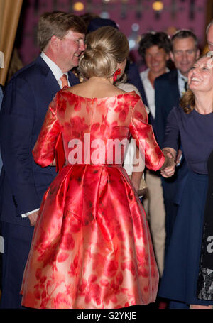 Amsterdam, Niederlande. 4. Juni 2016. König Willem-Alexander und Maxima der Königin der Niederlande zu besuchen die Eröffnung Holland Festival in die Stadsschouwburg in Amsterdam, The Netherlands, 4. Juni 2016. Foto: Patrick van Katwijk / POINT DE VUE OUT/Dpa/Alamy Live-Nachrichten Stockfoto