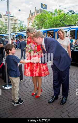 Amsterdam, Niederlande. 4. Juni 2016. König Willem-Alexander und Maxima der Königin der Niederlande zu besuchen die Eröffnung Holland Festival in die Stadsschouwburg in Amsterdam, The Netherlands, 4. Juni 2016. Foto: Patrick van Katwijk / POINT DE VUE OUT/Dpa/Alamy Live-Nachrichten Stockfoto