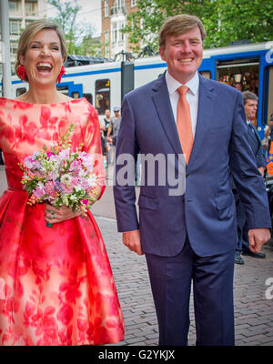 Amsterdam, Niederlande. 4. Juni 2016. König Willem-Alexander und Maxima der Königin der Niederlande zu besuchen die Eröffnung Holland Festival in die Stadsschouwburg in Amsterdam, The Netherlands, 4. Juni 2016. Foto: Patrick van Katwijk / POINT DE VUE OUT/Dpa/Alamy Live-Nachrichten Stockfoto