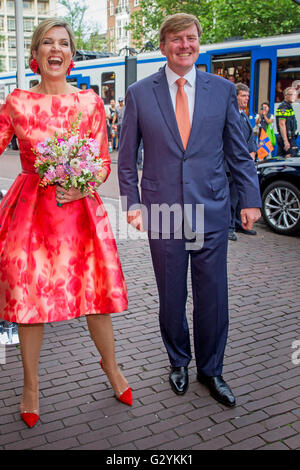 Amsterdam, Niederlande. 4. Juni 2016. König Willem-Alexander und Maxima der Königin der Niederlande zu besuchen die Eröffnung Holland Festival in die Stadsschouwburg in Amsterdam, The Netherlands, 4. Juni 2016. Foto: Patrick van Katwijk / POINT DE VUE OUT/Dpa/Alamy Live-Nachrichten Stockfoto