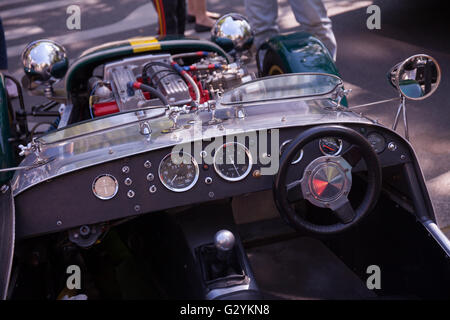 Berlin, Deutschland. 4. Juni 2016. Es gibt über 2000 Oldtimer die entlang 2 Kilometer in der Straße Kurfürstendamm gezeigt werden. Betwen der Oliverplatz und der Joachimstaler Straße. Dort ist auch Presentationen, zeigt mit anerkannten Referenten.  Samstag 4: 10-23 Uhr Sonntag: 10-20h Credit: Aitor Diago Sanchez/Alamy Live-Nachrichten Stockfoto