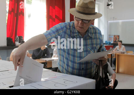 Bukarest, Rumänien. 5. Juni 2016. Ein älterer Mann Stimmen bei den Kommunalwahlen. Bildnachweis: Gabriel Petrescu/Alamy Live-Nachrichten Stockfoto