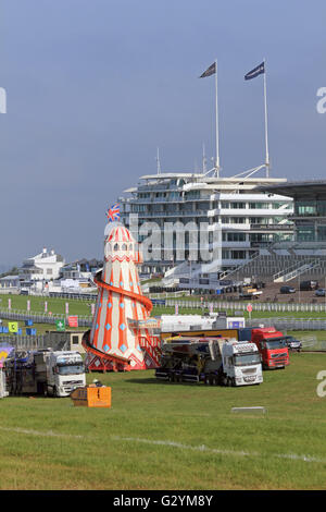 Epsom Downs, Surrey, England, UK. 5. Juni 2016. Am Tag nach Derby Day bei Epsom Downs Racecourse. Die Kirmes ist Verpackung und Umzug, mit nur dem Durcheinander demontiert werden. Bildnachweis: Julia Gavin UK/Alamy Live-Nachrichten Stockfoto