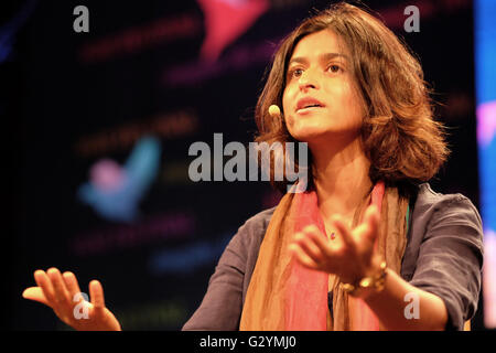 Hay-Festival, Wales, UK - Juni 2016 - Munira Mirza bis vor kurzem der stellvertretende Bürgermeister für Bildung und Kultur von London auf der Bühne das Hay-Festival, die Teilnahme an der Debatte der Fall für Austritt vor dem EU-Referendum. Stockfoto