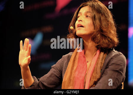 Hay-Festival, Wales, UK - Juni 2016 - Munira Mirza bis vor kurzem der stellvertretende Bürgermeister für Bildung und Kultur von London auf der Bühne das Hay-Festival, die Teilnahme an der Debatte der Fall für Austritt vor dem EU-Referendum. Stockfoto