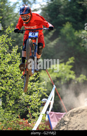 Fort William, Großbritannien. 5. Juni 2016. Fahrer auf der Strecke während der Downhill Mountainbike-Weltcup in Fort William, Schottland am 5. Juni 2016. Bildnachweis: Malcolm Gallone/Alamy Live-Nachrichten Stockfoto