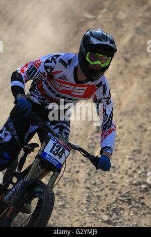 Fort William, Großbritannien. 5. Juni 2016. Fahrer auf der Strecke während der Downhill Mountainbike-Weltcup in Fort William, Schottland am 5. Juni 2016. Bildnachweis: Malcolm Gallone/Alamy Live-Nachrichten Stockfoto