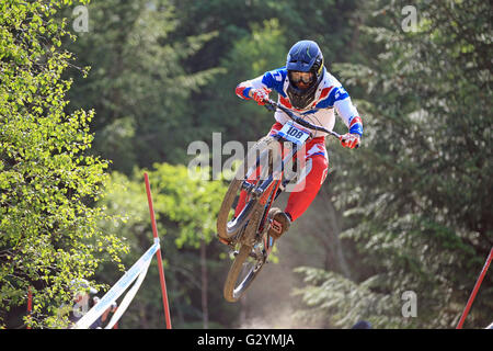 Fort William, Großbritannien. 5. Juni 2016. Carlo Caire ITA auf die Weichen für den Downhill Mountainbike-Weltcup in Fort William, Schottland am 5. Juni 2016. Bildnachweis: Malcolm Gallone/Alamy Live-Nachrichten Stockfoto