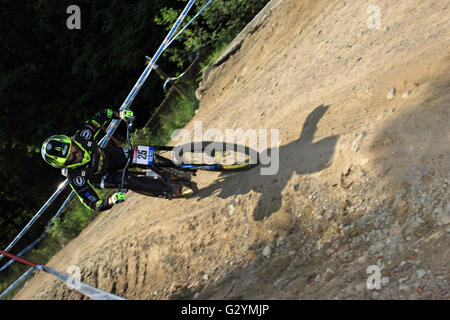 Fort William, Großbritannien. 5. Juni 2016. Rudy Cabirou FRA auf dem Platz für den Downhill Mountainbike-Weltcup in Fort William, Schottland am 5. Juni 2016. Bildnachweis: Malcolm Gallone/Alamy Live-Nachrichten Stockfoto