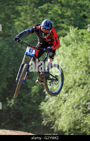 Fort William, Großbritannien. 5. Juni 2016. Forrest Riesco können auf dem Platz für den Downhill Mountainbike-Weltcup in Fort William, Schottland am 5. Juni 2016. Bildnachweis: Malcolm Gallone/Alamy Live-Nachrichten Stockfoto