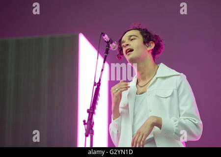 Nürnberg, Deutschland. 4. Juni 2016. Sänger Matthew Healy der britischen Band "1975" führt auf der Bühne bei Rock Im Park (Rock im Park)-Musik-Festival in Nürnberg, Deutschland, 4. Juni 2016. Mehr als 80 Bands werden sich voraussichtlich auf dem Festival bis zum 05 Juni durchführen. Foto: DANIEL KARMANN/Dpa/Alamy Live News Stockfoto