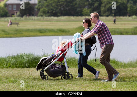 Wimbledon London, UK. 5. Juni 2016. Die Menschen genießen den Sonnenschein und warmem Wetter auf Wimbledon Common Credit: Amer Ghazzal/Alamy Live-Nachrichten Stockfoto