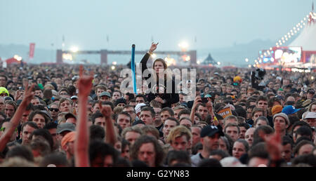 Mendig, Deutschland. 4. Juni 2016. Zuschauer feuern während einer Aufführung des US-amerikanischen Nu-Metal-Band Deftones bei "Rock am Ring" (Rock am Ring)-Musik-Festival in Mendig, Deutschland, 4. Juni 2016. Foto: THOMAS FREY/Dpa/Alamy Live News Stockfoto