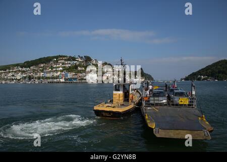 Dartmouth, Devon, 5. Juni 16 Autos nehmen Sie die Fähre über den Fluss Dart bei strahlendem Sonnenschein. Die 5 minütige Überfahrt spart Reisende fast eine Stunde Fahrt rund um die Mündung des Flusses über Totnes. Foto: Süd-West Fotos/Alamy LiveNews Stockfoto