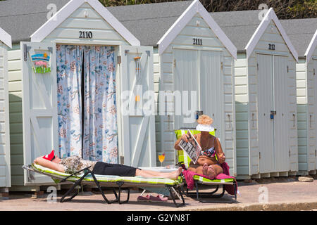 Bournemouth, Dorset, UK 5. Juni 2016. Zwei Frauen von Strandhütten in Bournemouth auf Bank Holiday Montag entspannend. Bildnachweis: Carolyn Jenkins/Alamy Live-Nachrichten Stockfoto