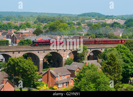 LMS Jubilee Klasse 45699 Galatea Dampflok zieht der Cambrian Küste Express durch Shifnal, gesehen vom Turm der St. Andreaskirche, Shropshire, England, UK. Stockfoto