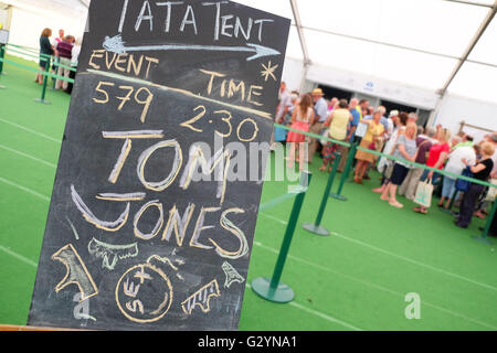 Hay Festival, Wales, Großbritannien - Juni 2016 - Die Warteschlange bildet sich früh für die Darstellung der Legende Tom Jones auf der Bühne um 14.30 Uhr über sein Leben und sein Buch über die Spitze und Zurück zu sprechen. Foto Steven Mai/Alamy leben Nachrichten Stockfoto