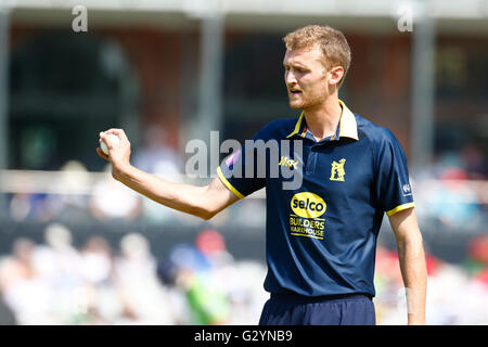 Old Trafford, Manchester, UK. 5. Juni 2016. Royal London eines Tages Cup. Lancashire Blitz im Vergleich zu Warwickshire. Warwickshire Bowler Oliver Hannon-Darby bereit für eine über. © Aktion Plus Sport/Alamy Live-Nachrichten Stockfoto