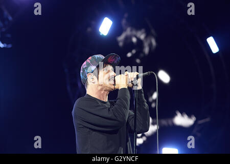 Mendig, Deutschland. 4. Juni 2016. Sänger Anthony Kiedis von uns Rockband Red Hot Chili Peppers auf der Bühne bei "Rock am Ring führt" (Rock am Ring)-Musik-Festival in Mendig, Deutschland, 4. Juni 2016. Foto: THOMAS FREY/Dpa/Alamy Live News Stockfoto