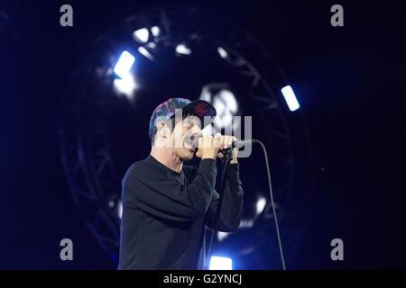 Mendig, Deutschland. 4. Juni 2016. Sänger Anthony Kiedis von uns Rockband Red Hot Chili Peppers auf der Bühne bei "Rock am Ring führt" (Rock am Ring)-Musik-Festival in Mendig, Deutschland, 4. Juni 2016. Foto: THOMAS FREY/Dpa/Alamy Live News Stockfoto