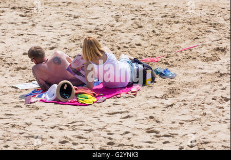 Bournemouth, Dorset, UK 5. Juni 2016. UK-Wetter: wie Temperaturen Massen strömen an den Strand zu genießen die heiße, sonnige Wetter am Meer schweben Stockfoto