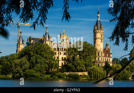 Schwerin, Deutschland. 5. Juni 2016. Gesamtansicht des Schlosses in Schwerin, Deutschland, 5. Juni 2016. Zahlreiche Veranstaltungen rund um das so genannte Schwerin Residenz Ensemble sollen in der Stadt, die Kennzeichnung der UNESCO World Heritage Day stattfinden. Schwerin Residenz Ensemble, bestehend aus den Palast, den Schlossgarten und das Mecklenburgische Staatstheater unter anderem enthielt die deutsche Vorschlagsliste für die UNESCO-Welterbestätten im Juni 2014. Foto: JENS Büttner/Dpa/Alamy Live News Stockfoto