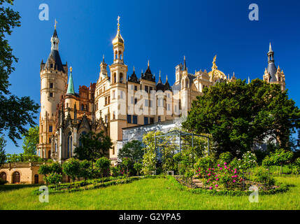 Schwerin, Deutschland. 5. Juni 2016. Gesamtansicht des Schlosses in Schwerin, Deutschland, 5. Juni 2016. Zahlreiche Veranstaltungen rund um das so genannte Schwerin Residenz Ensemble sollen in der Stadt, die Kennzeichnung der UNESCO World Heritage Day stattfinden. Schwerin Residenz Ensemble, bestehend aus den Palast, den Schlossgarten und das Mecklenburgische Staatstheater unter anderem enthielt die deutsche Vorschlagsliste für die UNESCO-Welterbestätten im Juni 2014. Foto: JENS Büttner/Dpa/Alamy Live News Stockfoto