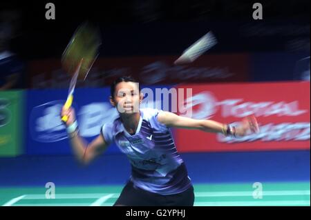 Jakarta, DKI Jakarta, Indonesien. 5. Juni 2016. JAKARTA, Indonesien - 05. Juni: Tai Tzu-Ying von Taiwan schlägt eine Rückkehr gegen Wang Yihan aus China während der Frauen-Single in die Indonesia Open 2016 in Jakarta, Indonesien auf 5. Juni 2016. Tai Tzu-Ying von Taiwan gewinnen Indonesia Open Badminton mit Ergebnis 21-17 und 21-8. © Sijori Bilder/ZUMA Draht/Alamy Live-Nachrichten Stockfoto