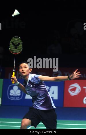 Jakarta, DKI Jakarta, Indonesien. 5. Juni 2016. JAKARTA, Indonesien - 05. Juni: Tai Tzu-Ying von Taiwan schlägt eine Rückkehr gegen Wang Yihan aus China während der Frauen-Single in die Indonesia Open 2016 in Jakarta, Indonesien auf 5. Juni 2016. Tai Tzu-Ying von Taiwan gewinnen Indonesia Open Badminton mit Ergebnis 21-17 und 21-8. © Sijori Bilder/ZUMA Draht/Alamy Live-Nachrichten Stockfoto