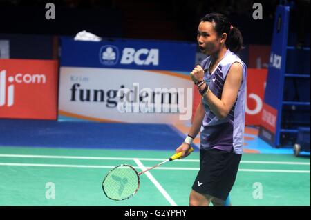 Jakarta, DKI Jakarta, Indonesien. 5. Juni 2016. JAKARTA, Indonesien - 05. Juni: Tai Tzu-Ying von Taiwan glücklich nach dem Sieg von Wang Yihan aus China während der Frauen am 5. Juni 2016 einzeln in die Indonesia Open 2016 in Jakarta, Indonesien ist. Tai Tzu-Ying von Taiwan gewinnen Indonesia Open Badminton mit Ergebnis 21-17 und 21-8. © Sijori Bilder/ZUMA Draht/Alamy Live-Nachrichten Stockfoto