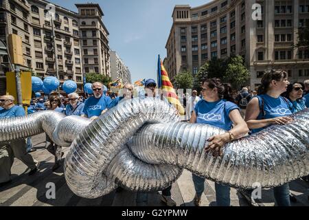 Barcelona, Katalonien, Spanien. 5. Juni 2016. Demonstranten gegen Spanisch River Basin Management Plan für den Ebro tragen einen riesigen symbolischen Knoten während einer Protestaktion gegen die Folgen, kann es für das Ebro-Delta und die gesamte Umgebung und für die Unabhängigkeit Kataloniens aus Spanien haben. Bildnachweis: Matthias Oesterle/ZUMA Draht/Alamy Live-Nachrichten Stockfoto