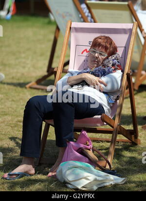 Hay on Wye. Sonntag, 5. Juni 2016 Frau nimmt ein Nickerchen auf dem Grün auf dem Heu Festival, Hay on Wye, Wales, UK Credit: D Legakis/Alamy Live News Stockfoto