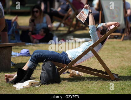 Hay on Wye. Sonntag, 5. Juni 2016 Frau liest ein Buch auf dem Grün auf dem Heu Festival, Hay on Wye, Wales, UK Credit: D Legakis/Alamy Live News Stockfoto