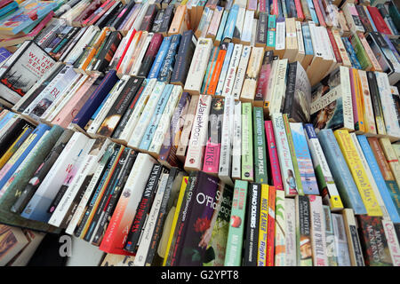 Hay on Wye. Sonntag, 5. Juni 2016 gebrauchte Bücher zum Verkauf an die Oxfam-Buchhandlung an der Hay Festival, Hay on Wye, Wales, UK Credit: D Legakis/Alamy Live News Stockfoto