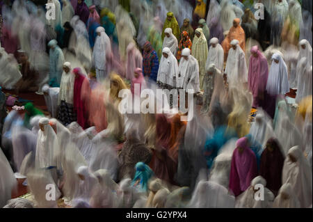 Jakarta, Indonesien. 5. Juni 2016. Indonesischen Muslime führen das erste Tarawih-Gebet in der Istiqlal Moschee in Jakarta, Indonesien, 5. Juni 2016. Die indonesische Regierung bestimmt, dass der heilige Monat Ramadan am 6. Juni dieses Jahres fällt. © Veri Sanovri/Xinhua/Alamy Live-Nachrichten Stockfoto