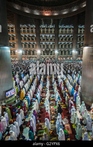 Jakarta, Indonesien. 5. Juni 2016. Indonesischen Muslime führen das erste Tarawih-Gebet in der Istiqlal Moschee in Jakarta, Indonesien, 5. Juni 2016. Die indonesische Regierung bestimmt, dass der heilige Monat Ramadan am 6. Juni dieses Jahres fällt. © Veri Sanovri/Xinhua/Alamy Live-Nachrichten Stockfoto