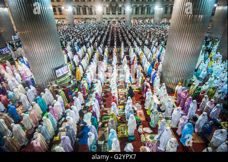 Jakarta, Indonesien. 5. Juni 2016. Indonesischen Muslime führen das erste Tarawih-Gebet in der Istiqlal Moschee in Jakarta, Indonesien, 5. Juni 2016. Die indonesische Regierung bestimmt, dass der heilige Monat Ramadan am 6. Juni dieses Jahres fällt. © Veri Sanovri/Xinhua/Alamy Live-Nachrichten Stockfoto