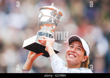 Paris, Frankreich. 4. Juni 2016. Garbine Muguruza (ESP) Tennis: Garbine Muguruza Spaniens stellt mit der Trophäe nach dem Sieg das Dameneinzel Finale der French Open Tennisturnier gegen Serena Williams aus den USA in Roland Garros in Paris, Frankreich nicht mithalten. © AFLO/Alamy Live-Nachrichten Stockfoto