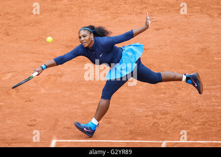 Paris, Frankreich. 4. Juni 2016. : Serena Williams (USA) Serena Williams aus den Vereinigten Staaten während der abschließenden Dameneinzel Tennismatch des French Open Tennis-Turnier gegen Garbine Muguruza Spaniens in Roland Garros in Paris, Frankreich. © AFLO/Alamy Live-Nachrichten Stockfoto