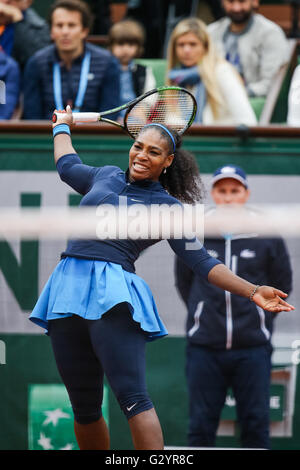Paris, Frankreich. 4. Juni 2016. : Serena Williams (USA) Serena Williams aus den Vereinigten Staaten während der abschließenden Dameneinzel Tennismatch des French Open Tennis-Turnier gegen Garbine Muguruza Spaniens in Roland Garros in Paris, Frankreich. © AFLO/Alamy Live-Nachrichten Stockfoto