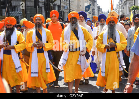 Trafalgar Square, London, UK. 5. Juni 2016. Sikhs marschieren durch London zu einer Kundgebung auf dem Trafalgar Square zu erinnern, das Massaker Stockfoto